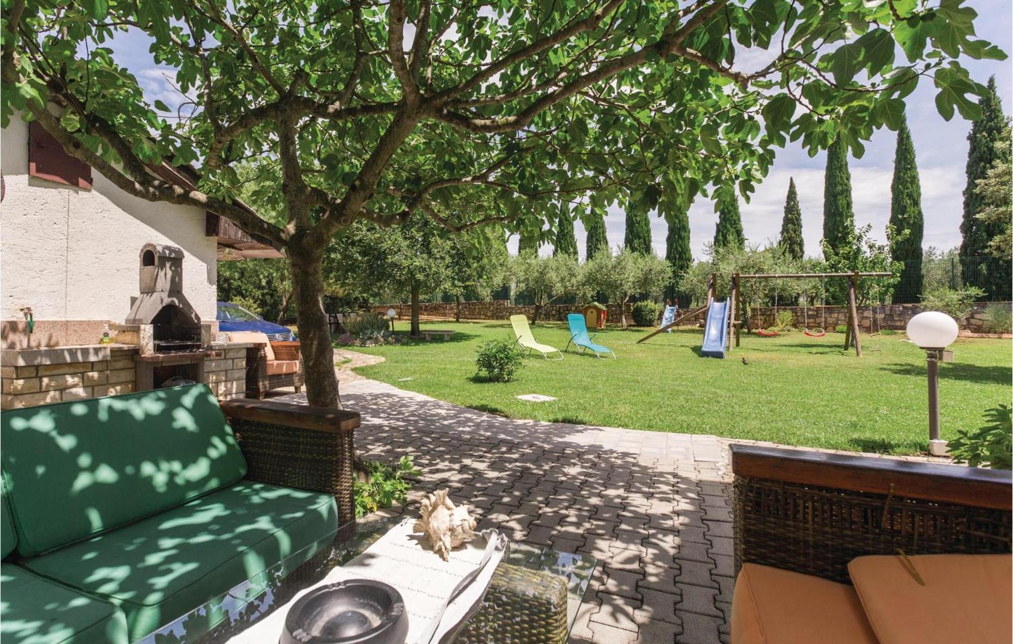 2 Bedroom Beautiful Apartment In Savudrija Exterior foto