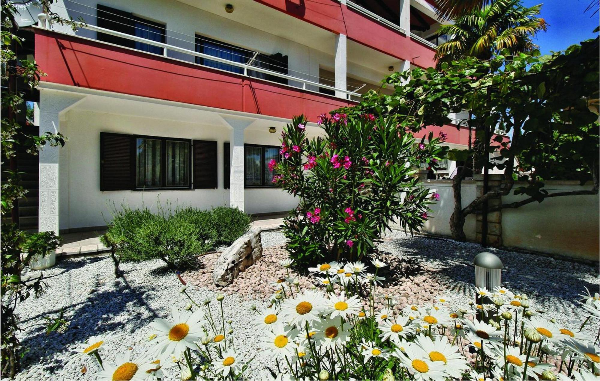 2 Bedroom Beautiful Apartment In Savudrija Exterior foto