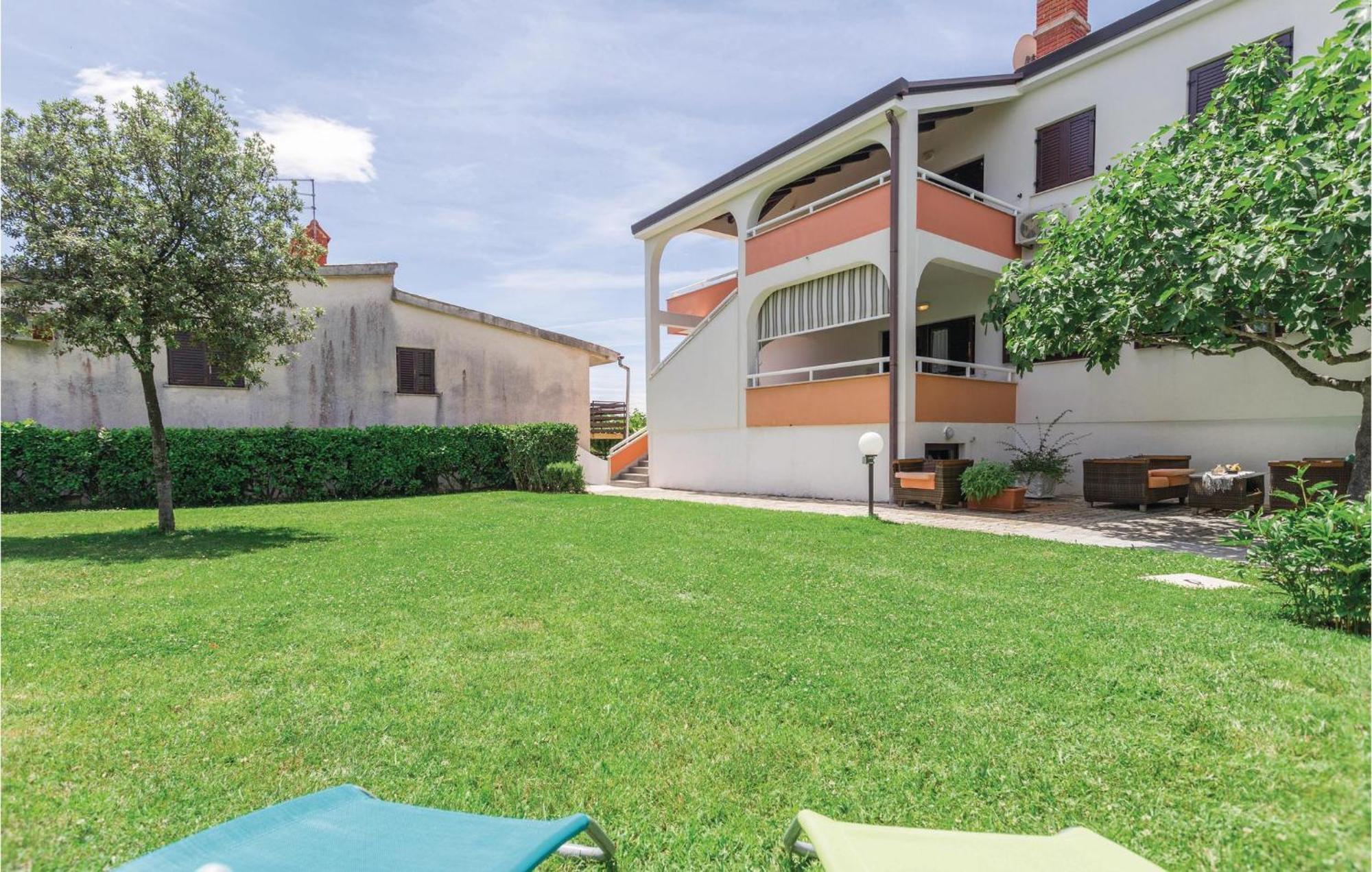 2 Bedroom Beautiful Apartment In Savudrija Exterior foto