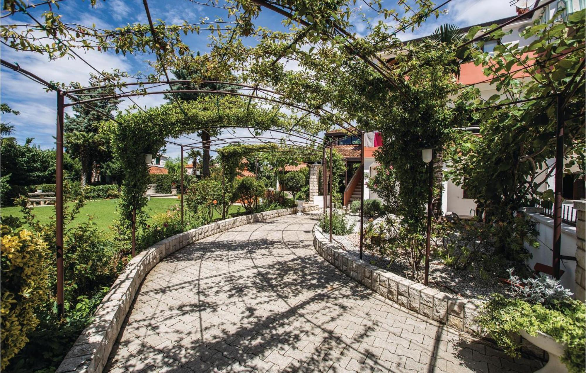 2 Bedroom Beautiful Apartment In Savudrija Exterior foto