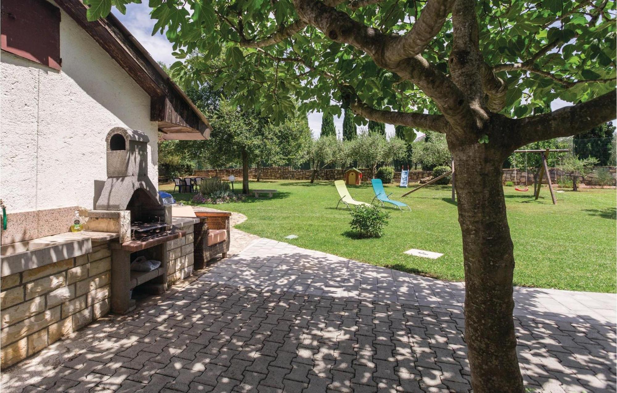 2 Bedroom Beautiful Apartment In Savudrija Exterior foto